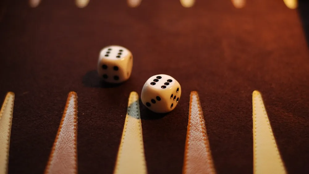 Backgammon-Brett mit Würfeln