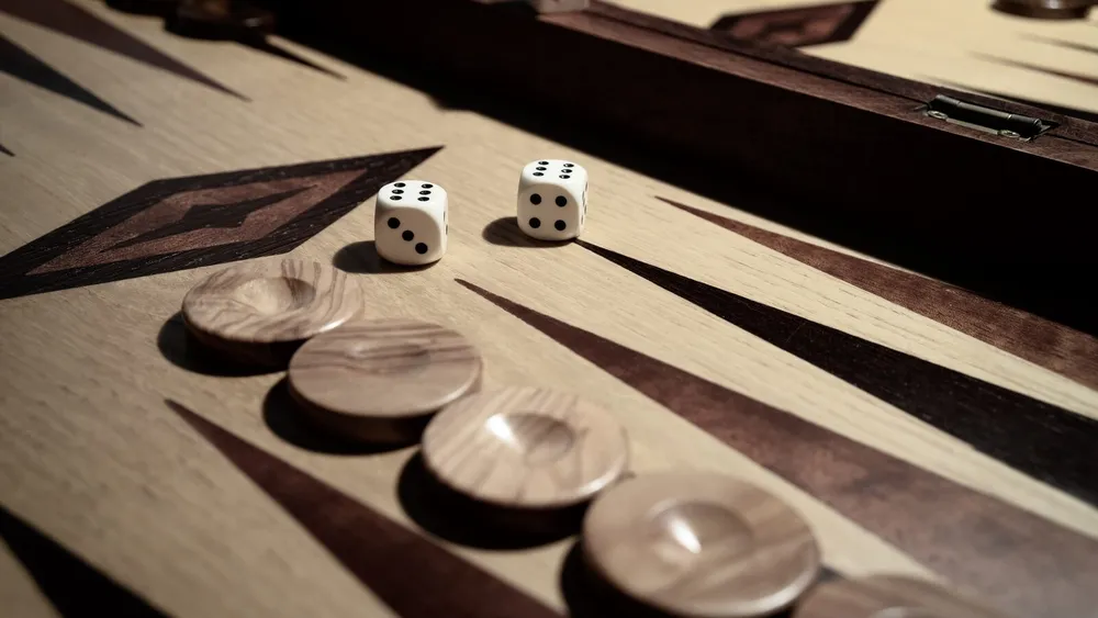 Backgammon-Würfel beim Eröffnungswurf