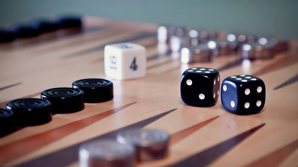 Backgammon-Holzbrett mit Würfeln