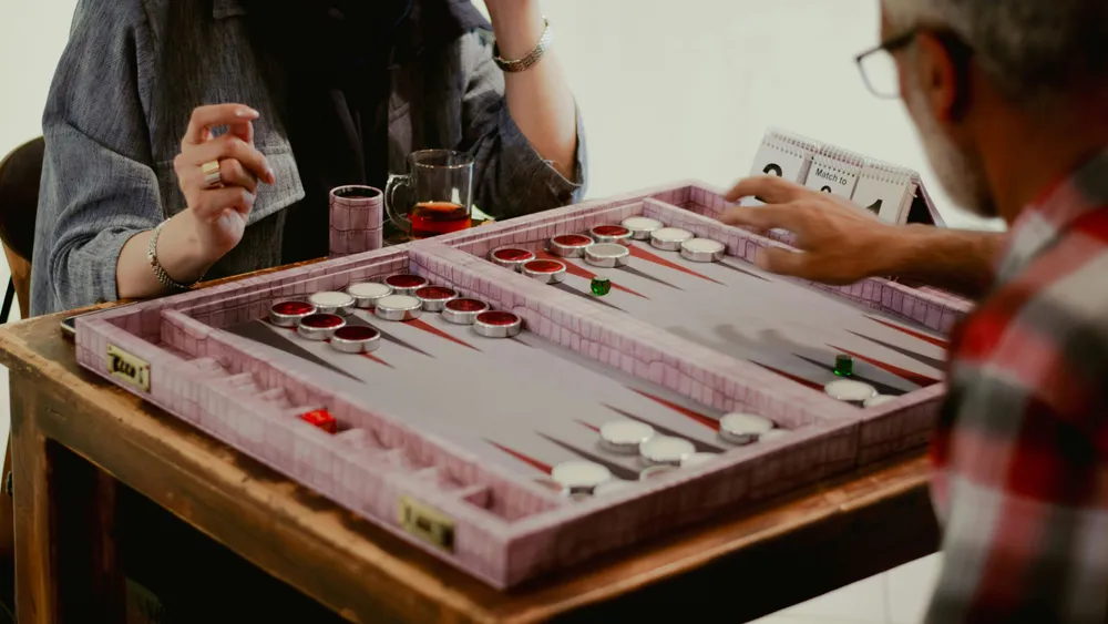 Eröffnungszug beim Backgammon auf einem Spielbrett