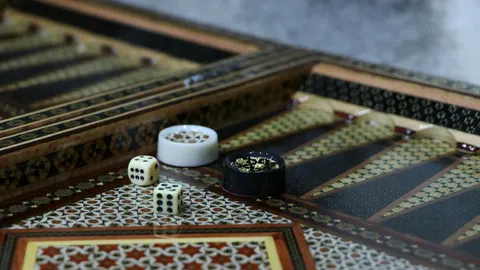 Edles Backgammon-Brett mit Intarsien-Arbeiten und Würfelbechern