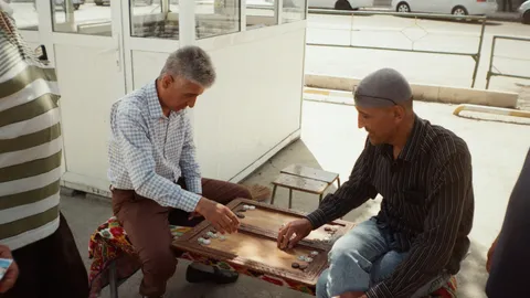 Zwei Männer bei einer ernsthaften Backgammon-Partie